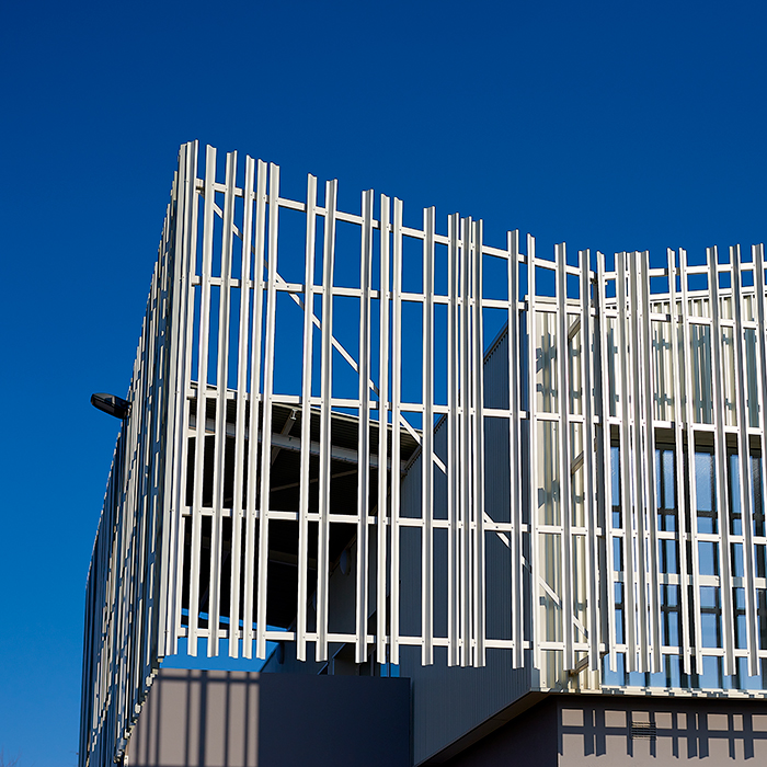 Chabrun-batiment-brise soleil, Ernée